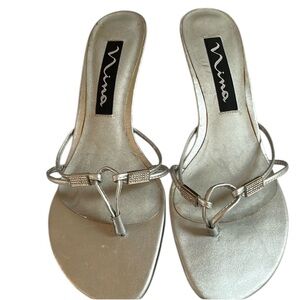 Nina size 10 silver metallic leather thong sandal  kitten heel rhinestone detail